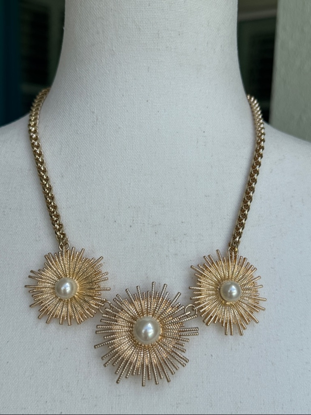 Ann Taylor factory statement necklace - NWOT